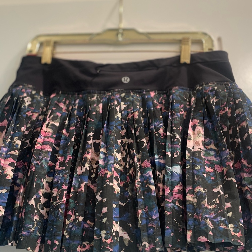 lululemon athletica Women's Tennis Skort - Black and Pink Floral